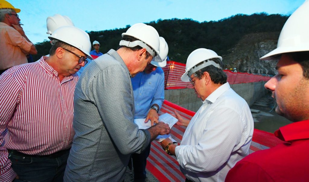 Governador vistoria execução das obras de construção da adutora Retiro, em Cuité